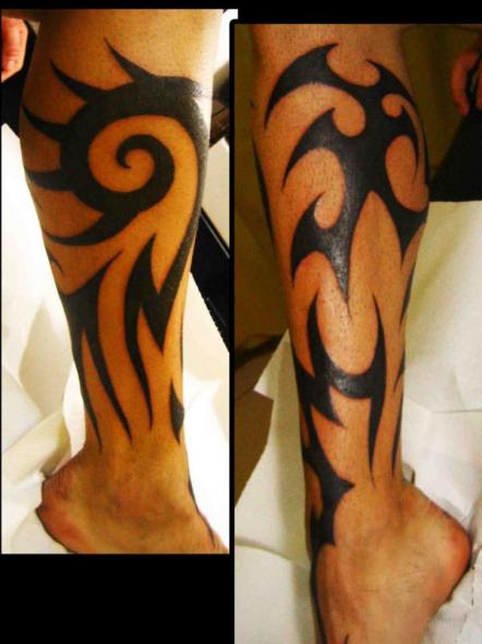 tatouage tribal sur mollet