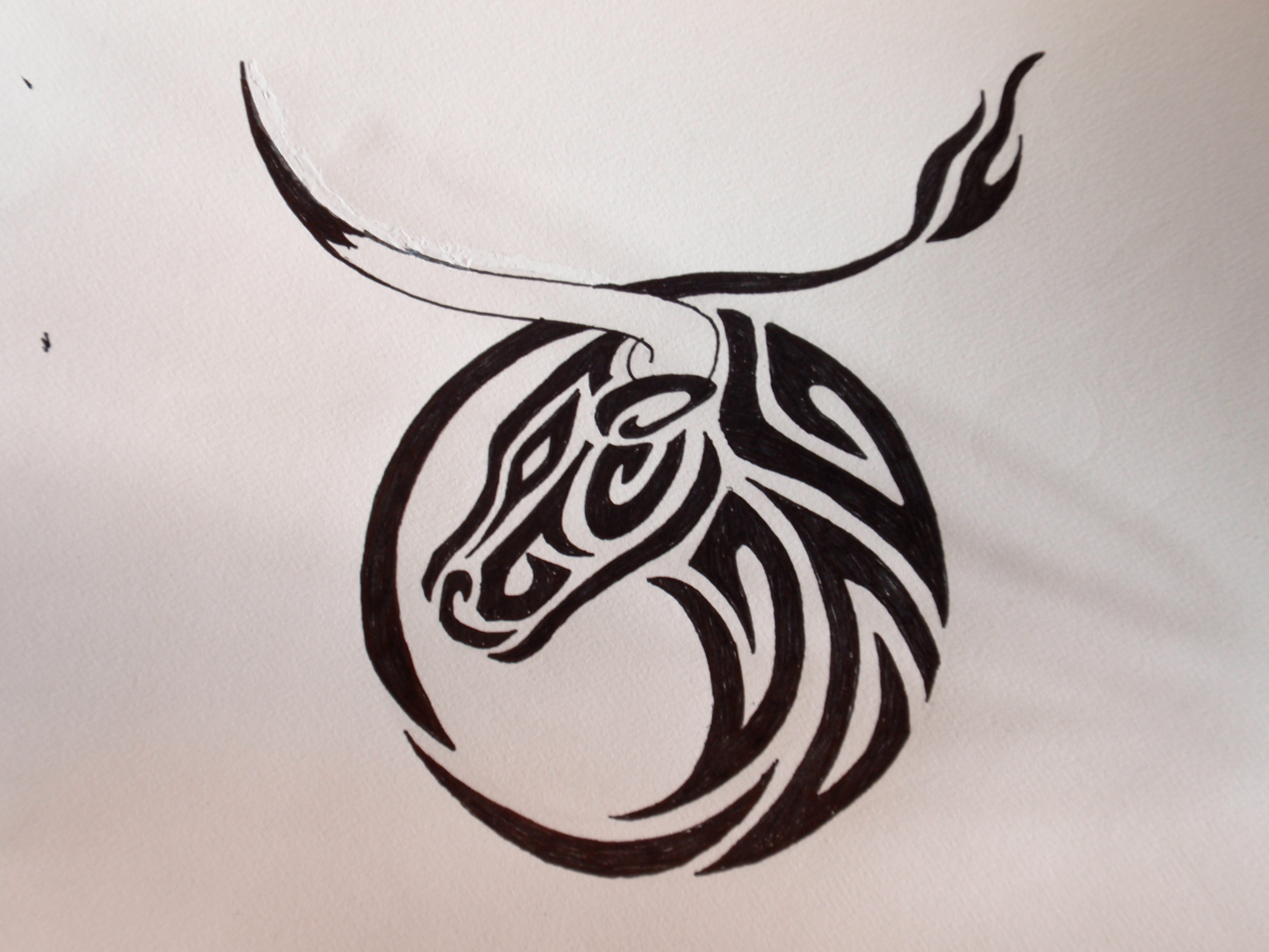 Tatouage tribal taureau