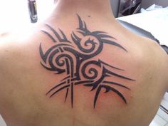 Tatouage triskel omoplate