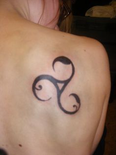 tatouage triskel omoplate