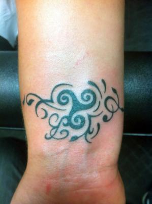 tatouage triskel omoplate