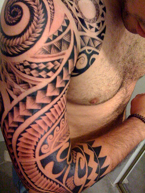 tatouage vague polynésienne
