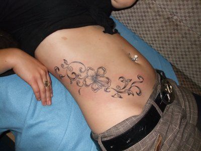 tatouage ventre arabesque