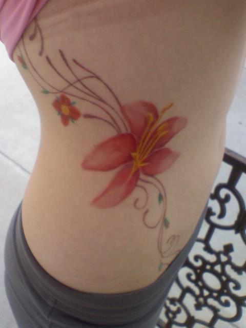 tatouage ventre coté femme