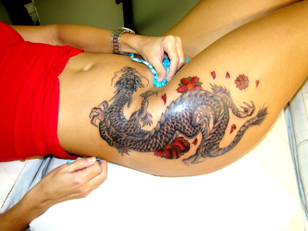 tatouage ventre et cuisse