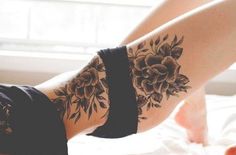 tatouage ventre et cuisse