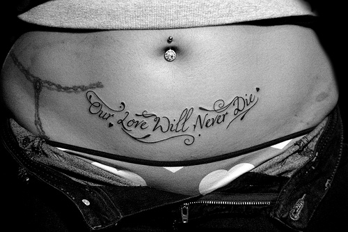 tatouage ventre femme ecriture