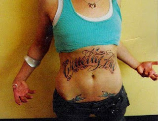 tatouage ventre femme ecriture