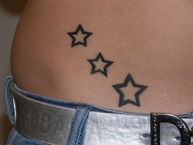 tatouage ventre femme etoile