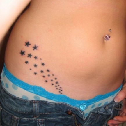 tatouage ventre femme etoile