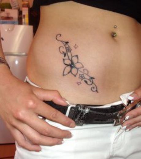 tatouage ventre fleur