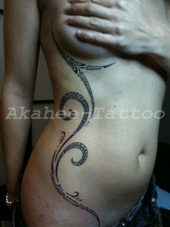 tatouage ventre hanche
