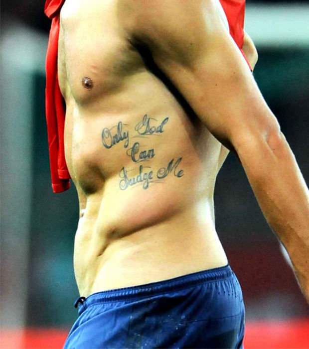 tatouage ventre ibrahimovic