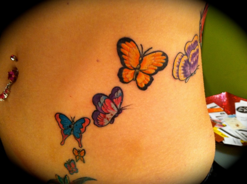 tatouage ventre papillon