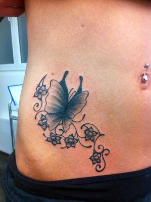 tatouage ventre papillon