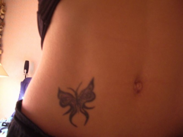 tatouage ventre papillon