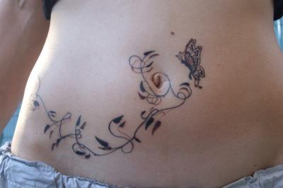 tatouage ventre papillon