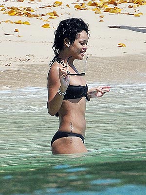 tatouage ventre rihanna