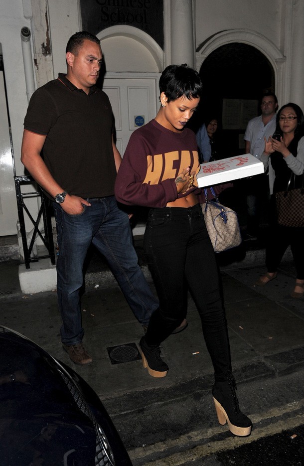 tatouage ventre rihanna