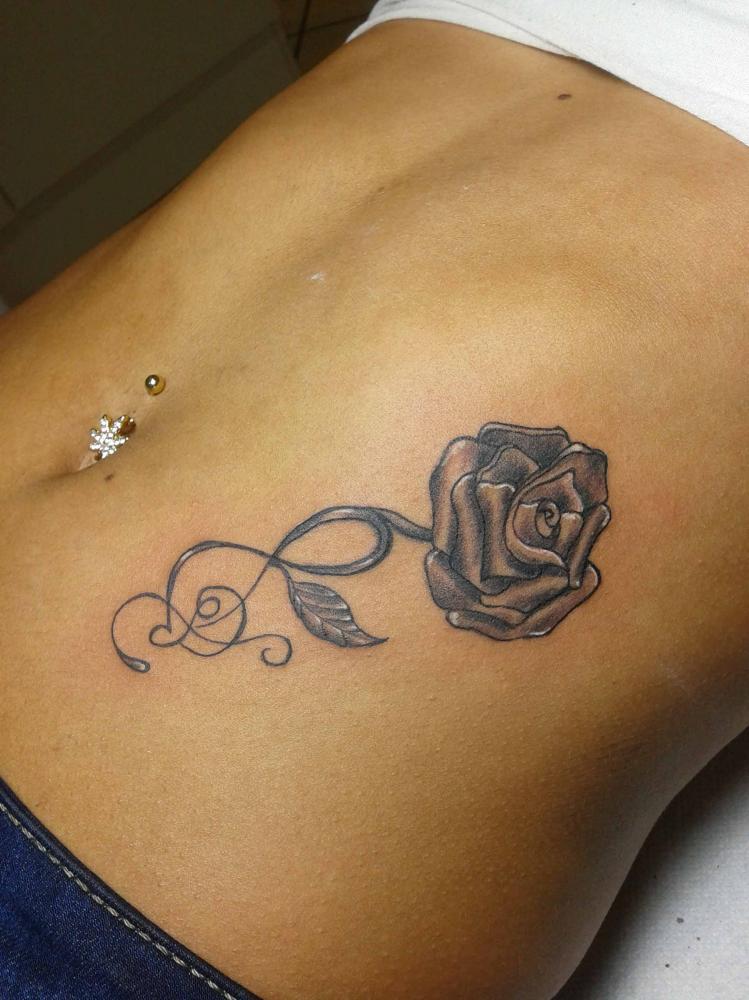 tatouage ventre rose