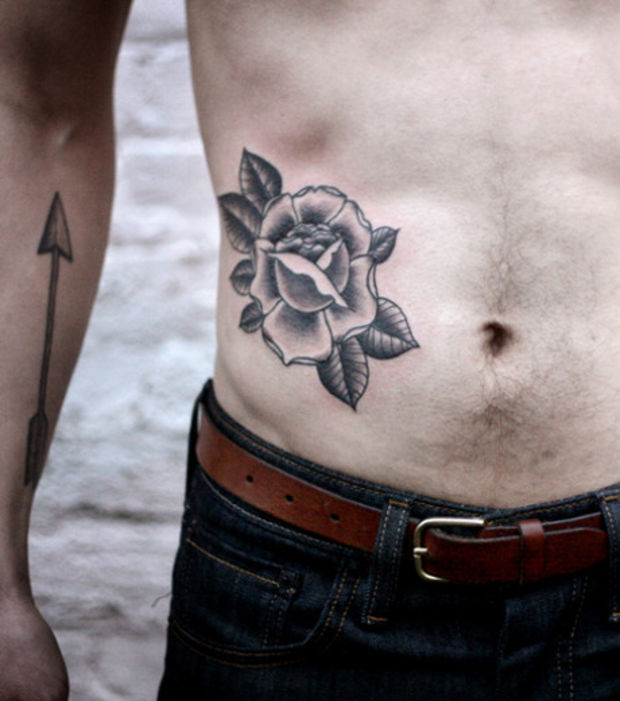 tatouage ventre rose