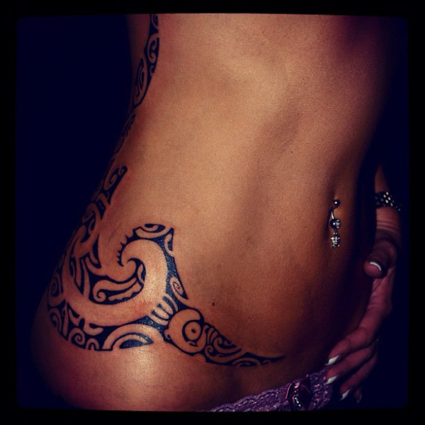 tatouage ventre tribal femme