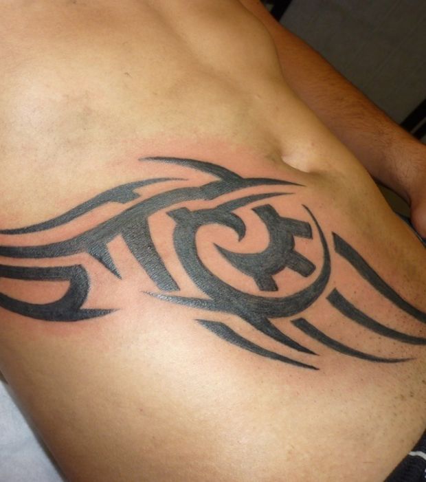 tatouage ventre tribal homme
