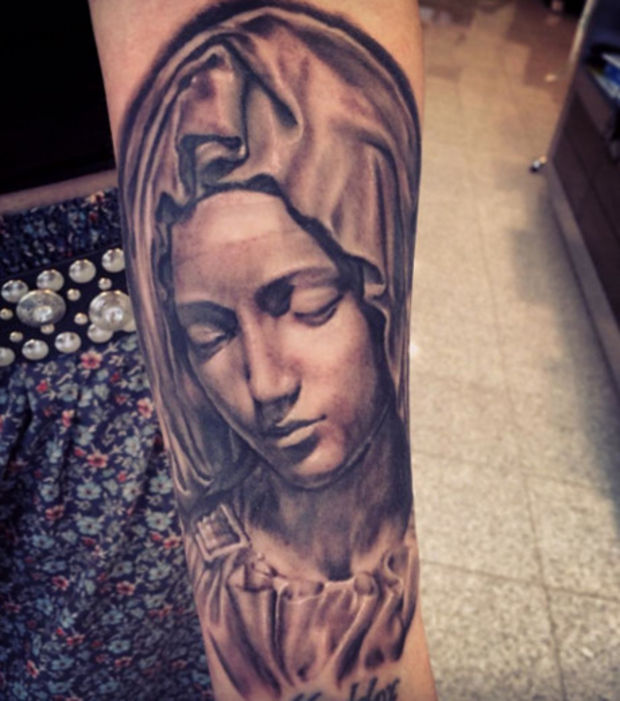 tatouage vierge avant bras