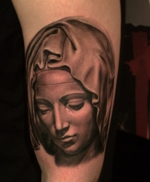 tatouage vierge avant bras