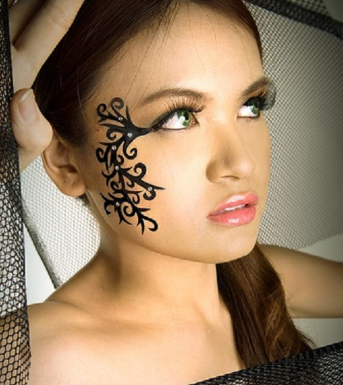 tatouage visage discret