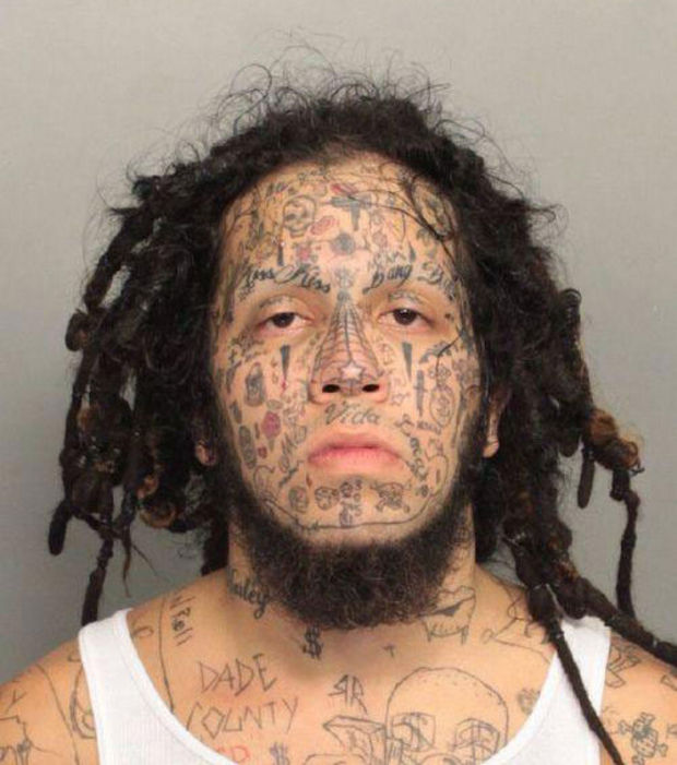 tatouage visage discret