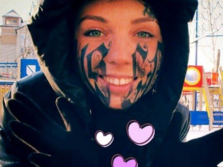 tatouage visage discret