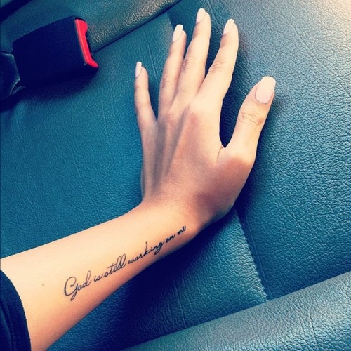 tattoo avant bras femme ecriture