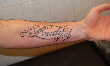 tattoo avant bras lettrage