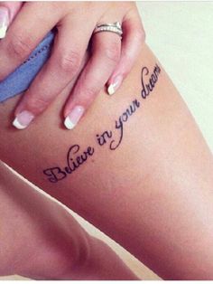 tattoo cuisse femme phrase