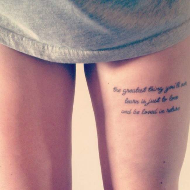 tattoo cuisse phrase