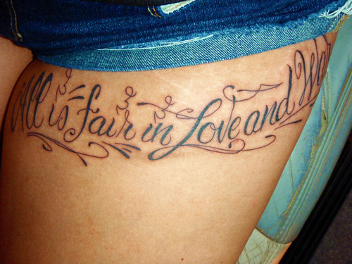 tattoo cuisse phrase