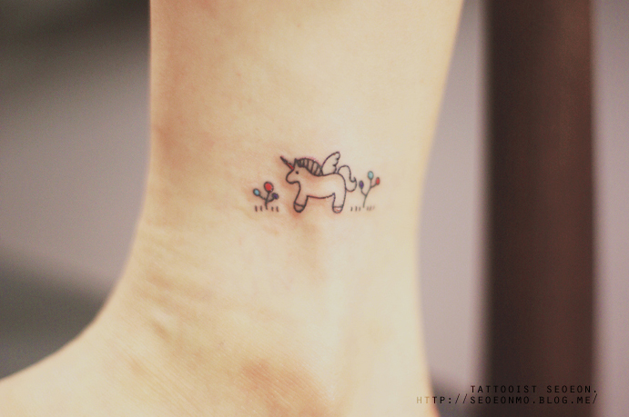 tattoo girl discret