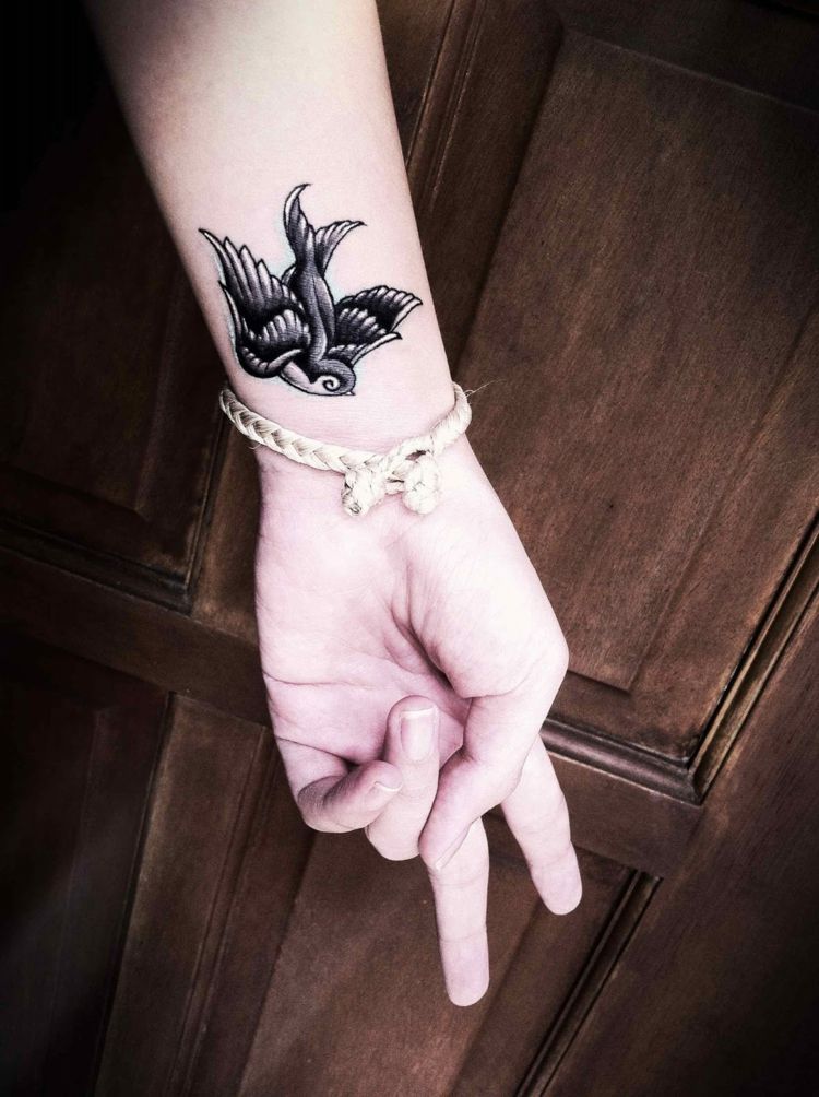 Tattoo hirondelle noir et blanc
