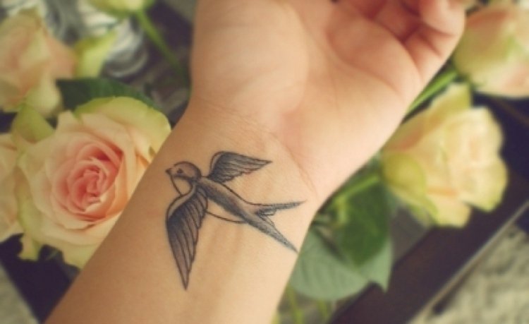 tattoo hirondelle noir et blanc
