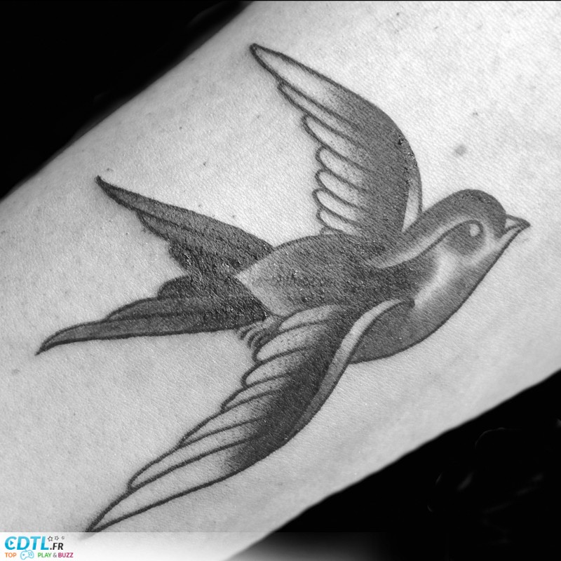 tattoo hirondelle noir et blanc