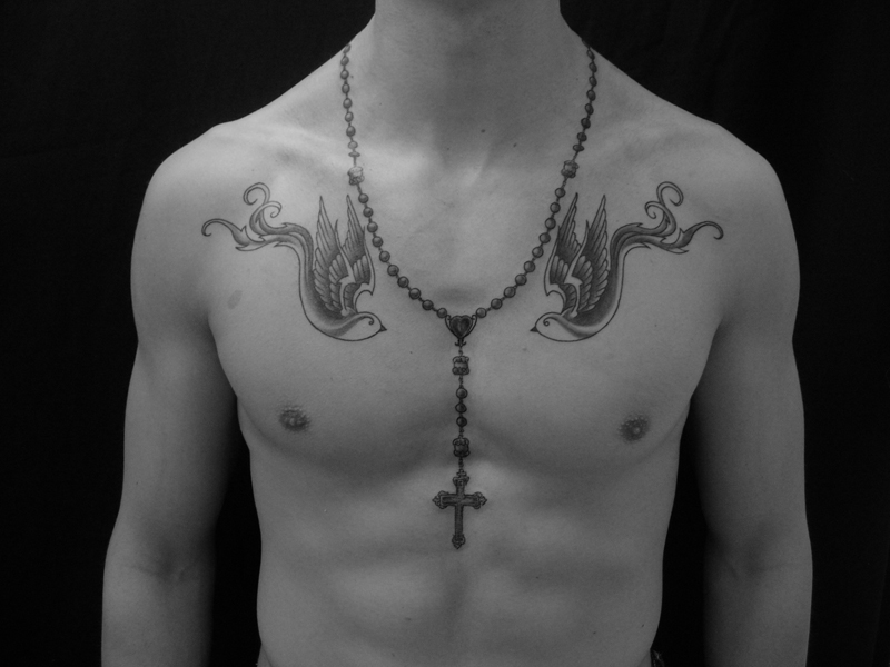 tattoo hirondelle torse