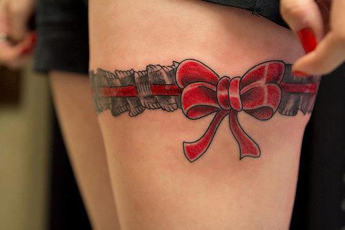 tattoo jarretière noeud