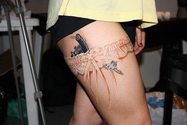 tattoo jarretière noeud