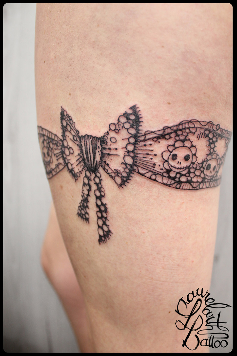 tattoo jarretière noeud
