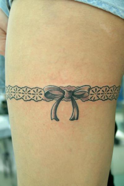 tattoo jarretière noeud