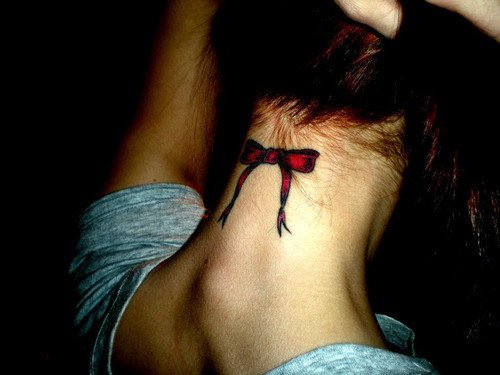 tattoo noeud nuque