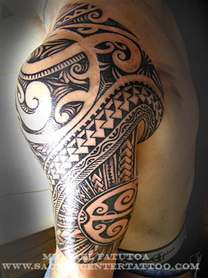 tattoo polynésien épaule bras